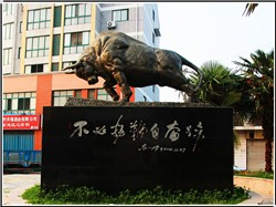 校园铜牛雕塑