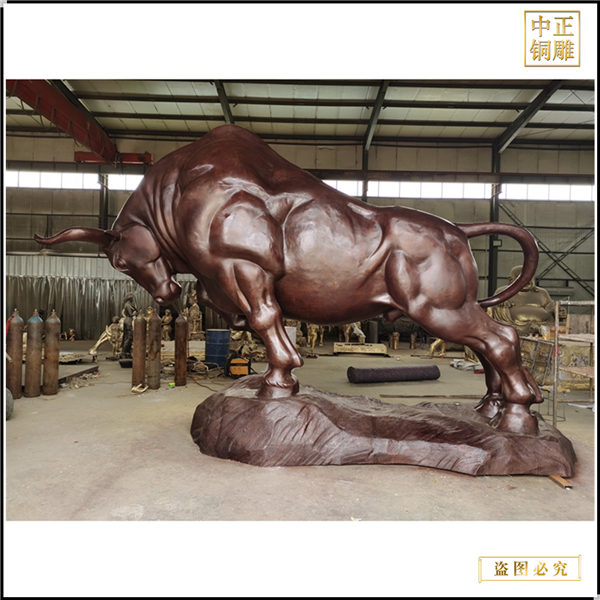 加工低头铜牛雕塑(图1)